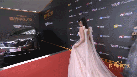 微博之夜徐冬冬红毯掉钱包 单手弯腰捡包暴露真实性格(图7) 微博之夜徐冬冬红毯掉钱包 单手弯腰捡包暴露真实性格(图7)