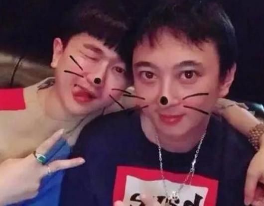 张大大背景成迷,与王思聪合照比剪刀手卖萌,好