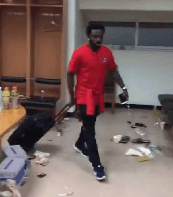 搞笑! 胡尔克假动作晃倒边裁, 旁边的摄像小哥