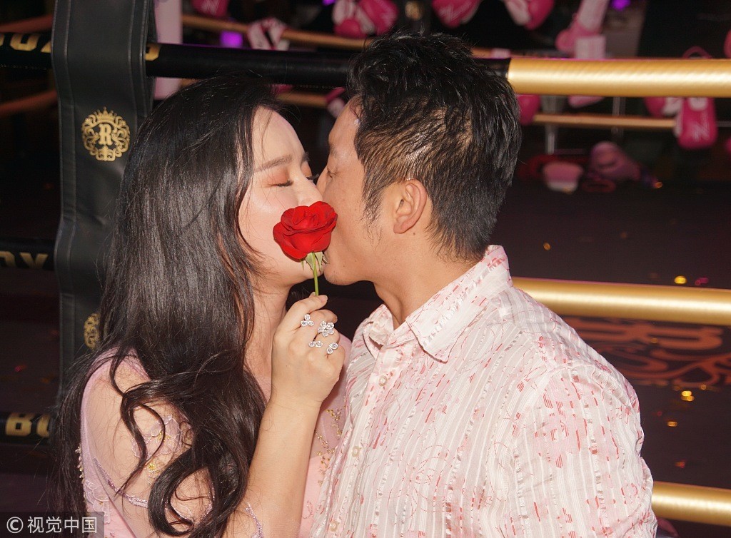 幸福一家!邹市明为冉莹颖庆生送工资卡当礼物