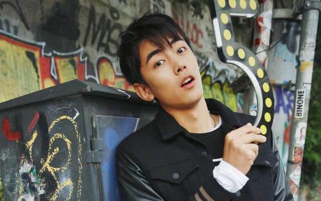 胡一天校园霸道王子风照片曝光,红不过三个月,也要遭遇颜值崩塌