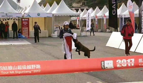 日本选手参加四川越野赛欲身披太阳旗 被中华犬抢走