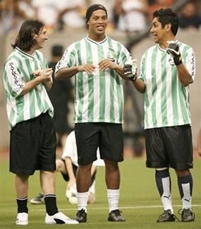 代表中国球员秀脚法,他任意球曾力压齐达内小