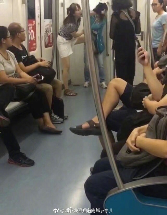 据网友@你不要睡觉了啊爆料，北京地铁10号线，俩女的因为座位的事儿打起来了，有乘客上前劝架但都没成功。