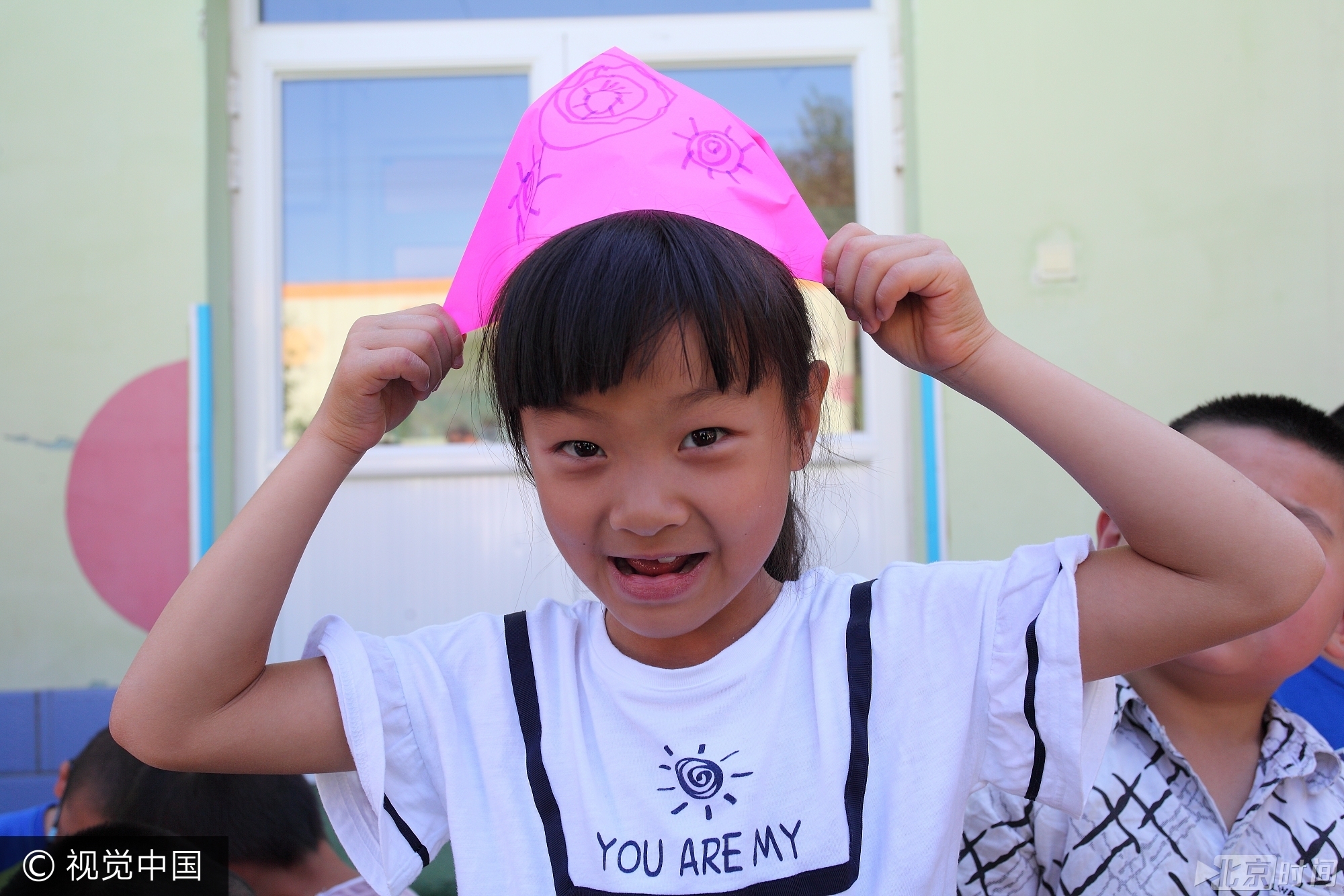 活动现场内容丰富,小孩子们都玩疯了, 孩子们用雄黄酒在小孩脑门上画王字、用艾草编花环、包粽子、制作香囊、画钟馗、赛龙舟等精彩不断, 孩子们的笑声充满着整个校园。