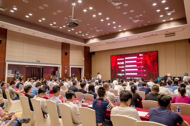 会议自然是选择了高大上的酒店,空间敞亮,格调也不低,看看这会场情况