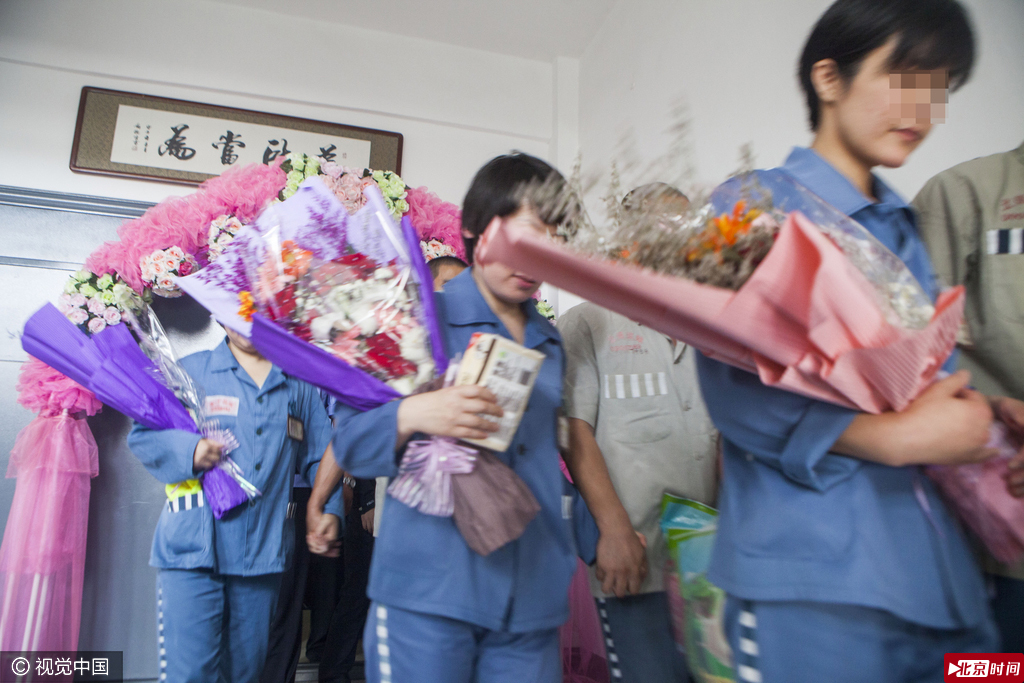 监狱搭“爱心桥” 服刑夫妻高墙内团聚 监狱搭“爱心桥” 服刑夫妻高墙内团聚