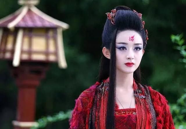 同样是黑化,高圆圆靠口红,赵丽颖靠眼影,而她素