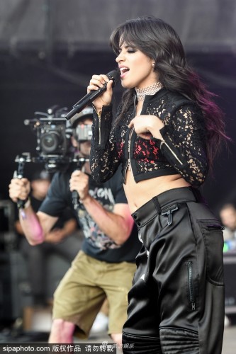组图:流行女歌手卡米拉·卡贝洛登台豪放献唱 霸气十足 组图:流行女歌手卡米拉·卡贝洛登台豪放献唱 霸气十足