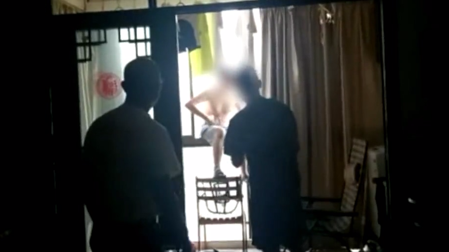 他赌博跳楼逼父拿钱喜欢输的感觉