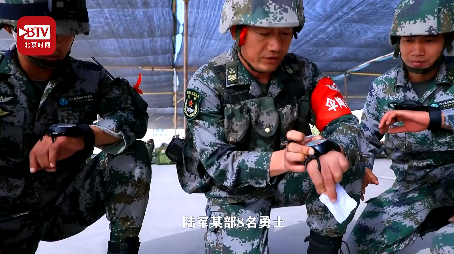 "陆军伞王"朱武龙:27年跳伞2073次,44岁完成"自杀式"伞降!