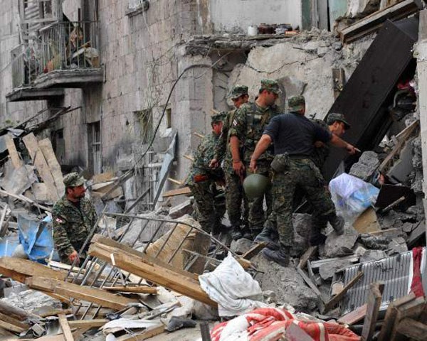 萨卡什维利错的愚蠢举动在西方人眼里看法和心理想法简单点就是冒险。这种冒险行为的后果给那些把一切希望都寄托在美国人身上的人一记有力的耳光。图为格鲁吉亚城市附近军事基地遭到俄军打击。