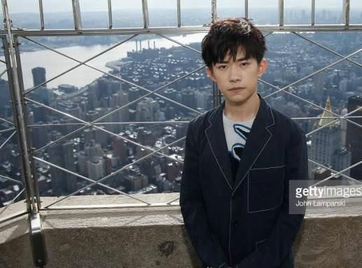 这款屌丝手机壳,被王源用成爆款,戏精粉丝使用