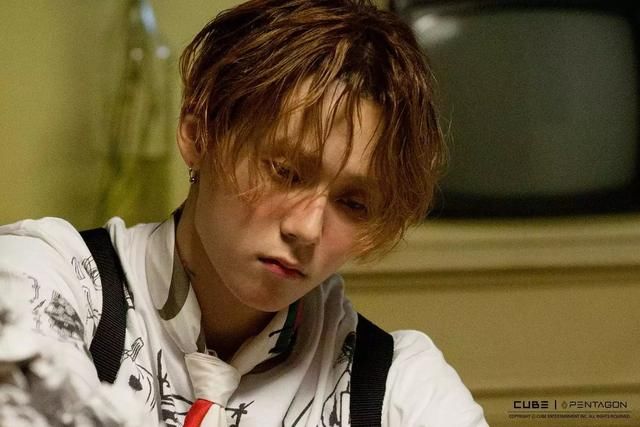 男偶像在女粉丝面前撕衣服秀腹肌!自己提到表