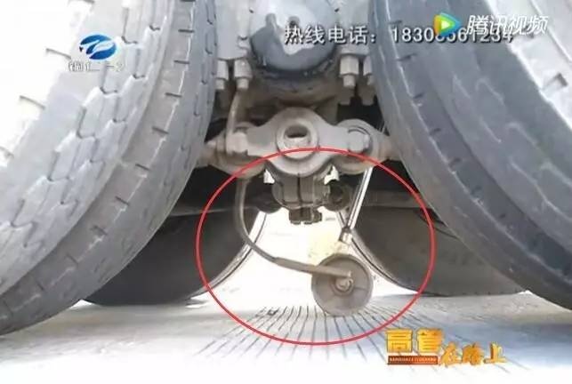 记者了解到,大货车为了达到逃费的目的,安装假轴和千斤顶,跳磅,绕磅