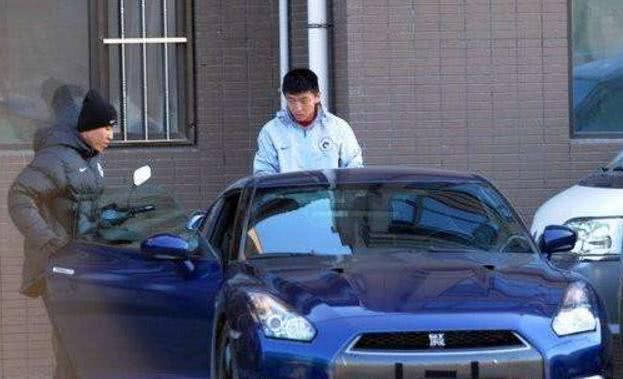 中国足球队1到15号现役队员座驾,开的都是豪车