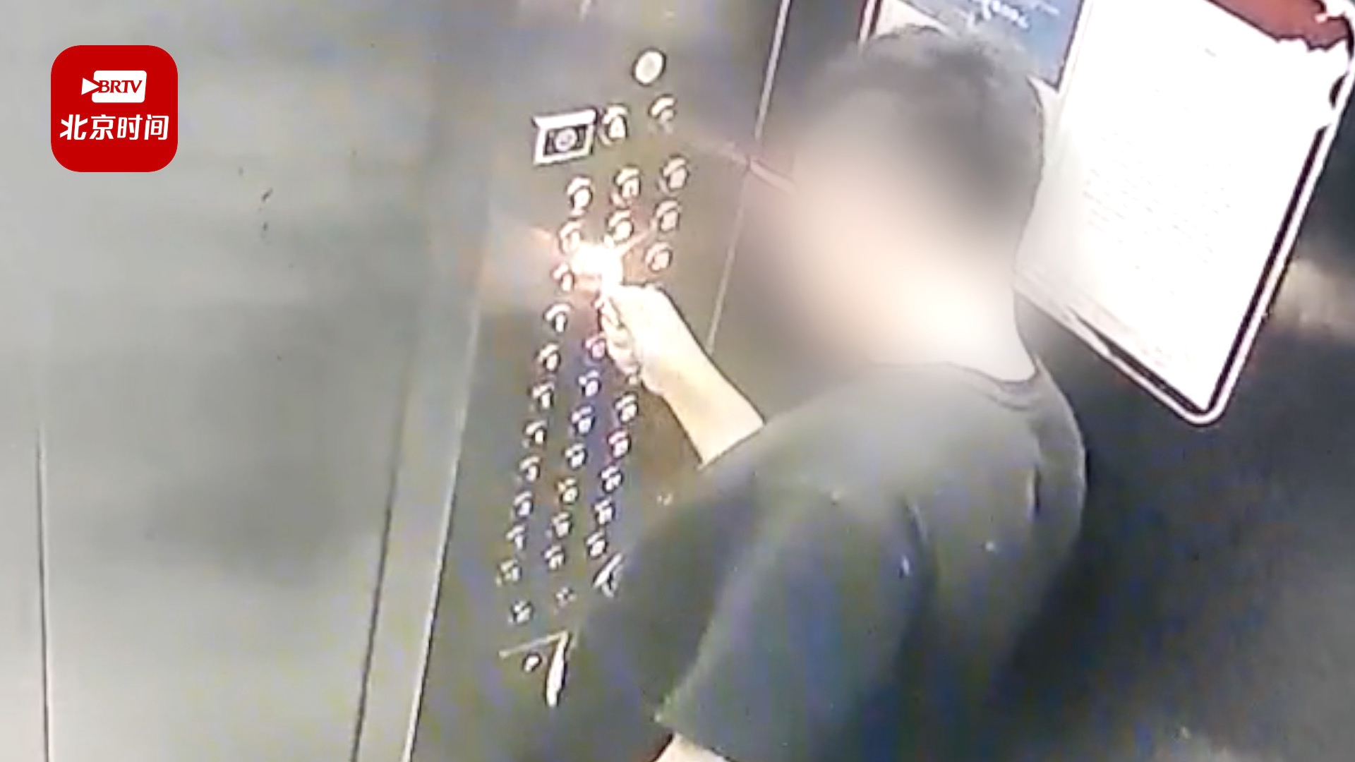 沈阳警方通报男子用打火机烧电梯按键:行政拘留10日 沈阳警方通报男子用打火机烧电梯按键:行政拘留10日