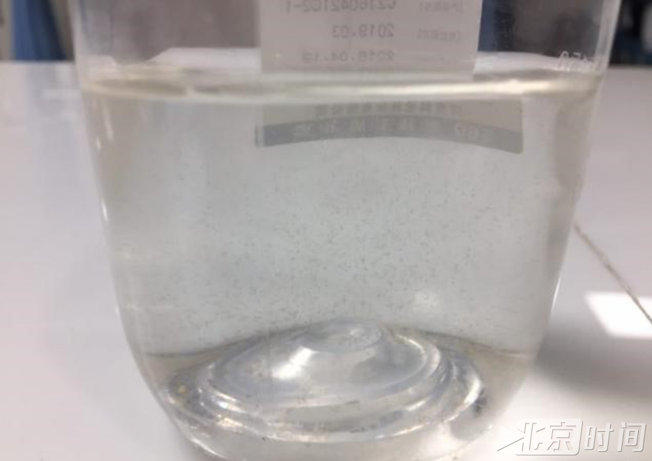 熊孩子往奶奶输液瓶打脏水 66岁老太生命垂危