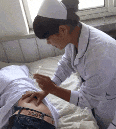 "笑趴下"的gif趣图,我还没有放,你就跑了,大家都吓着了