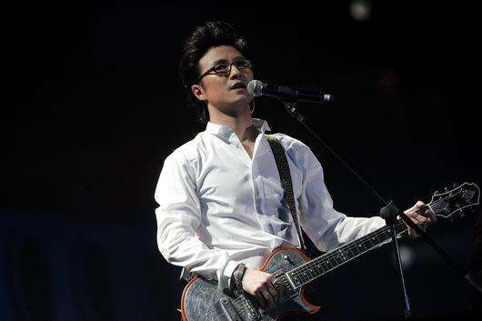 汪峰曾被轰出家门睡大街 因一个电话终获父亲认可(图1) 汪峰曾被轰出家门睡大街 因一个电话终获父亲认可(图1)