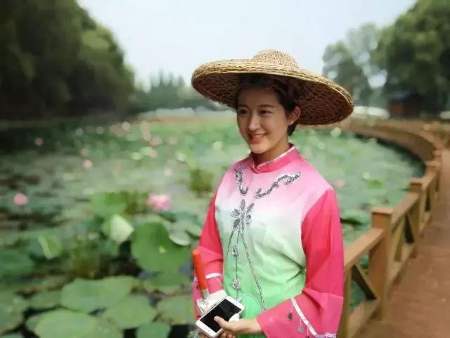 湖北网红"穿越"来到荆州 扮渔家女在洪湖采莲