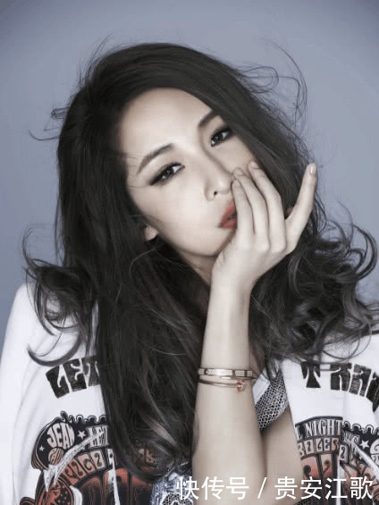 母亲去世继承10亿遗产后退出娱乐圈的她,出入