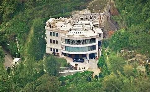 曾是香港一哥,一年花掉李嘉诚10亿元,却让新世