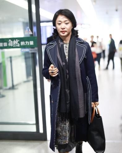 精致的女人金星:口涂大红唇脚踩高跟鞋 网友:穿