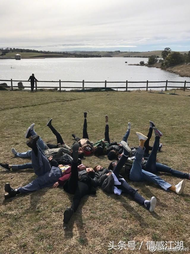 电视剧老男孩幕后照,雷佳音刘烨片场对台词!