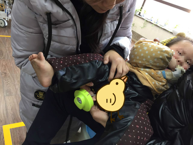 但徐州仁慈醫院的兒科醫生介紹,嬰幼兒穿著開襠褲,整個小屁股裸露