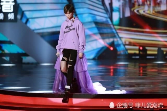 李宇春真敢穿!紫色卫衣后面带条尾巴,网友:看着