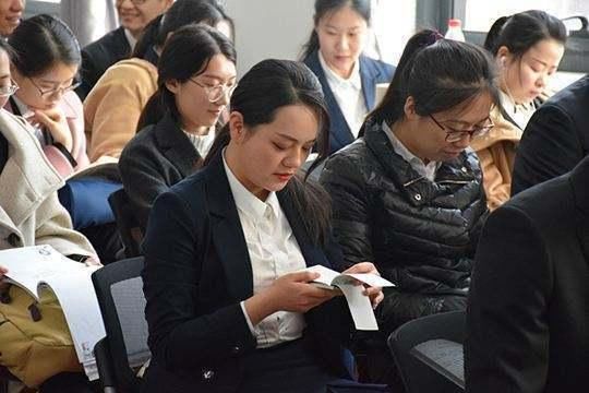 大学本科毕业后,女生是考公务员,还是继续考研