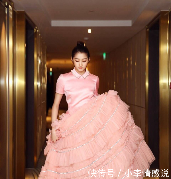 20岁关晓彤与25岁迪丽热巴,同穿蛋糕裙,一黑一