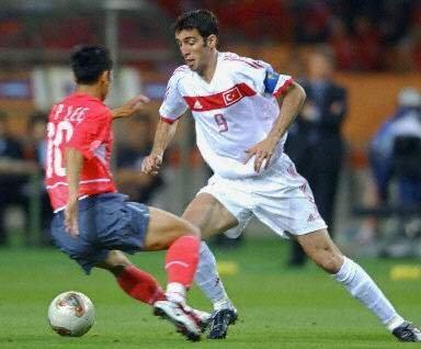 世界杯最快进球纪录保持者,遭通缉流亡海外开