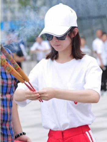 开机仪式很重要 赵丽颖杨洋刘奕畅时刻保持形象张一山神情虔诚