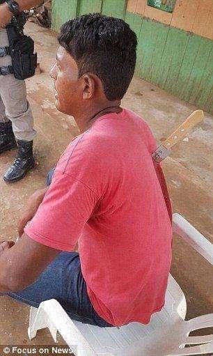 男子被人背后捅一刀鲜血直流, 超淡定插着刀走来走去像没事发生!