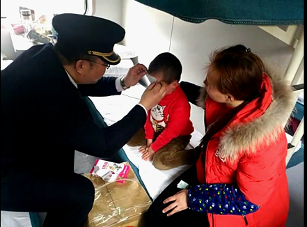 “叔叔们过年好!”2018年的第一个问候 “叔叔们过年好!”2018年的第一个问候