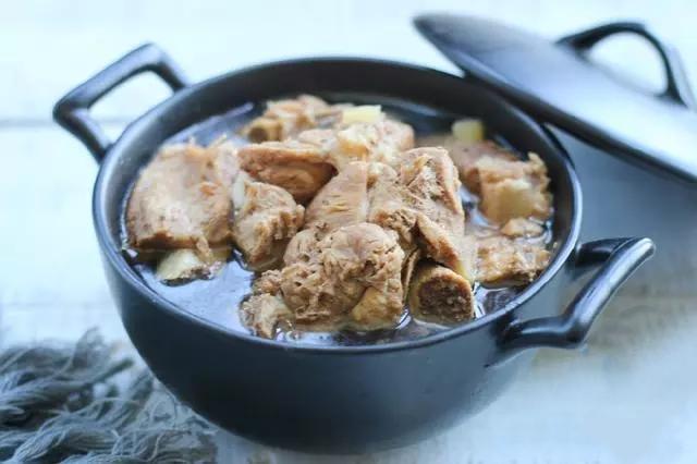 炖排骨时,只要少加这一步,排骨不仅不柴,还更香