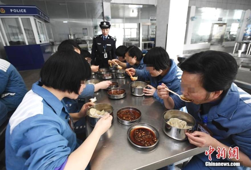 女子监狱里的年 服刑人员与警察一起包饺子