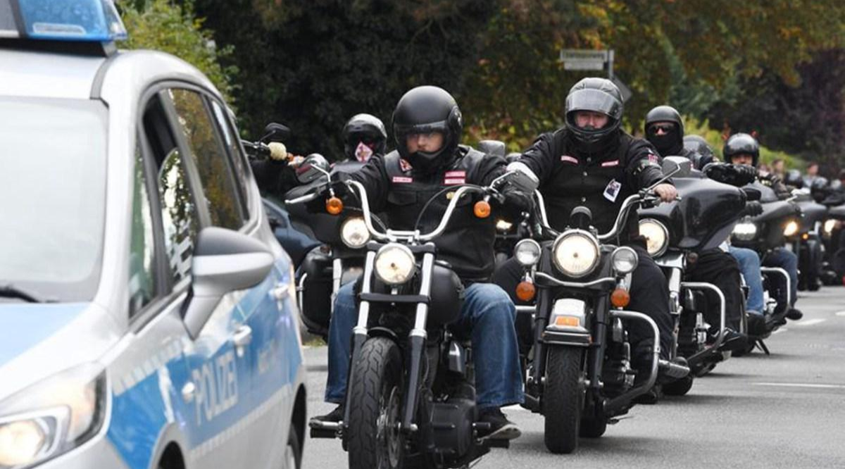 德国四大摩托车帮派拥有6000多名会员，其中“地狱天使”和“恶棍之徒”势力最大。这两个帮派都源自美国，表面上是“摩托车爱好者俱乐部”，实则广泛参与人口走私、毒品和枪支买卖以及暴力凶杀活动等。图为葬礼现场，哈雷机车队伍声势浩大。