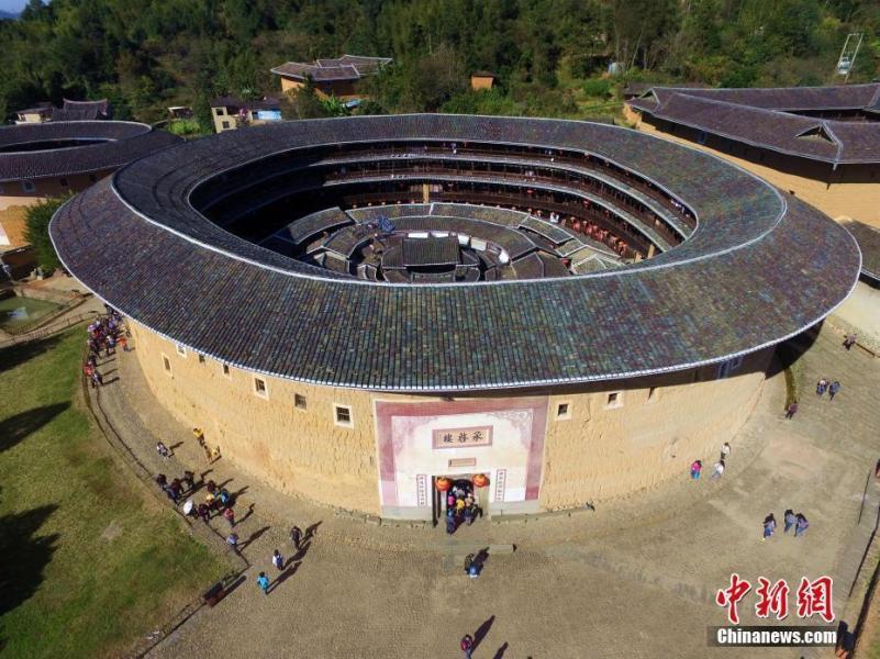 航拍福建永定土楼群 中国古建筑中的奇葩 航拍福建永定土楼群 中国古建筑中的奇葩