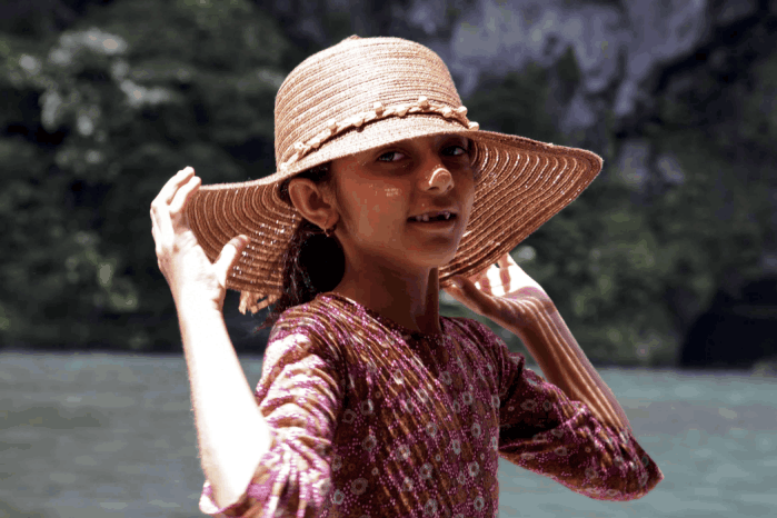 中国游客给印度导游小费, 小姑娘双目通红, 游客