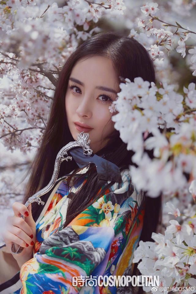 杨幂最新杂志照依然只露半张脸,为了好看居然