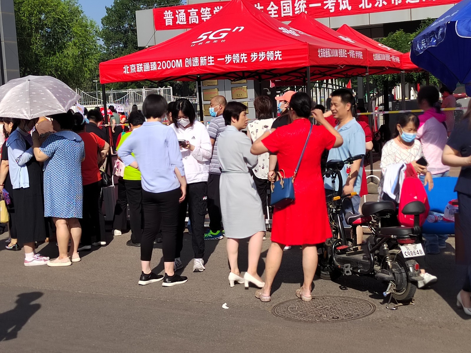 北京2023高考首日：多图预警！直击考点现场“细节”_北京时间