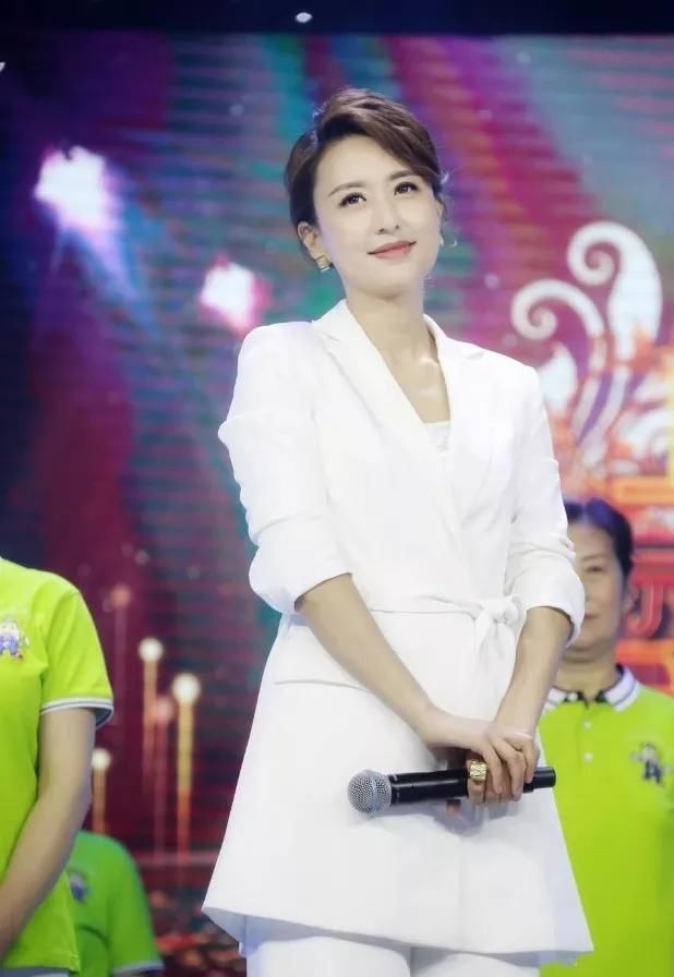 她是央视万人挑一的女主播,比董卿更加才貌双