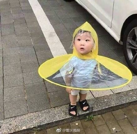 连 雨伞帽都火了 易烊千玺的雨衣表示很不服