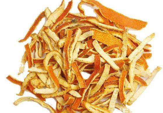 先将橘皮用火烤焦,研成粉末,再用植物油调均匀,抹在患处可治冻疮