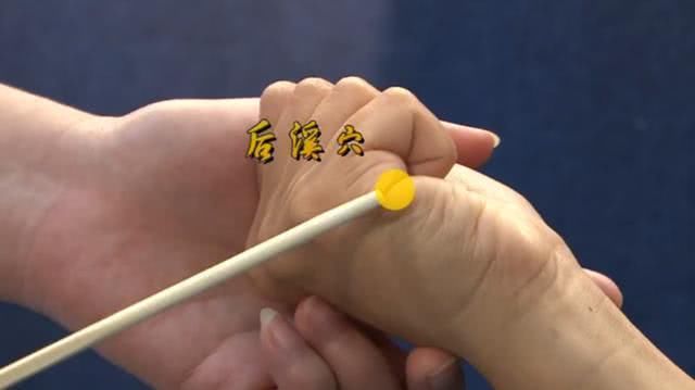 手上这个穴位专治颈椎病、腰腿疼痛,想起来就