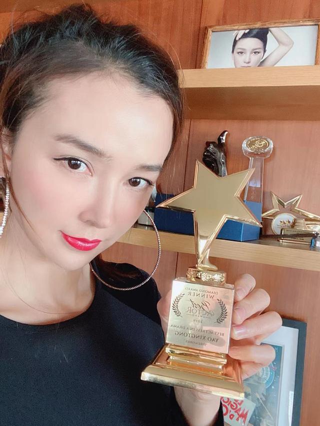 “龙女郎”姚星彤演技被赞《毕业的我们》获最佳女演员钻石奖(图1) “龙女郎”姚星彤演技被赞《毕业的我们》获最佳女演员钻石奖(图1)