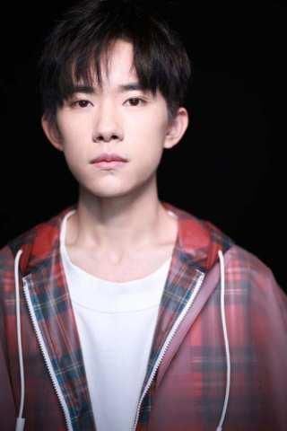 易烊千玺穿雨衣登台,搭配格子外套帅气时尚,